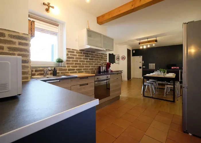 Mélina - appartement dans les remparts de la Bastide avec parking et terrasse