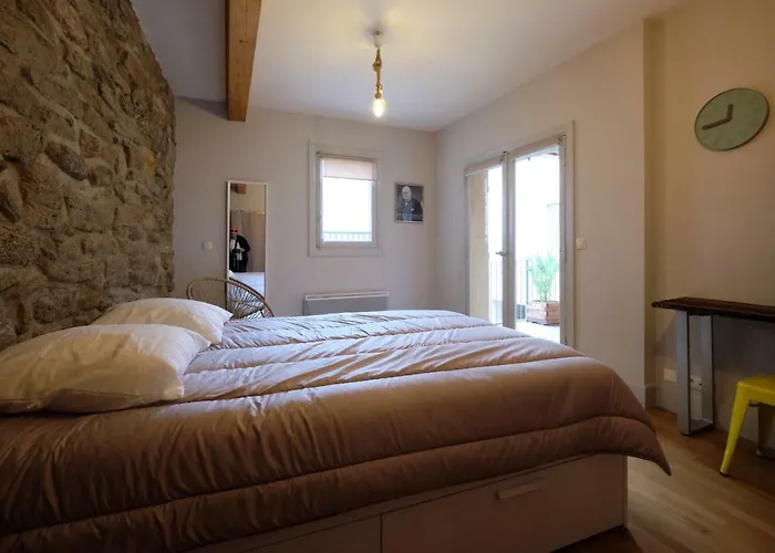 Mélina - appartement dans les remparts de la Bastide avec parking et terrasse