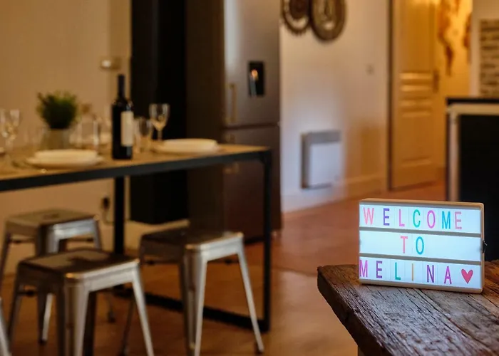 Mélina - appartement dans les remparts de la Bastide avec parking et terrasse